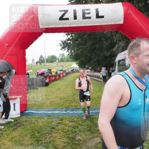21.06.2025 - 27. Vierlanden-Triathlon MichiJ http://msf.ph/oto/8049817 15.06.2026 14:28:03 Ziel 1233 meine-sportfotos.de