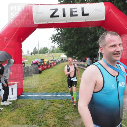 21.06.2025 - 27. Vierlanden-Triathlon MichiJ http://msf.ph/oto/8049819 15.06.2026 14:28:03 Ziel 1233 meine-sportfotos.de