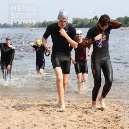 15.06.2025 - 27. Vierlanden-Triathlon Lena Gebhardt http://msf.ph/oto/8049823 15.06.2025 09:55:21 Schwimmen 299, 306, 316, 327, 329, 335, 348, 353 meine-sportfotos.de
