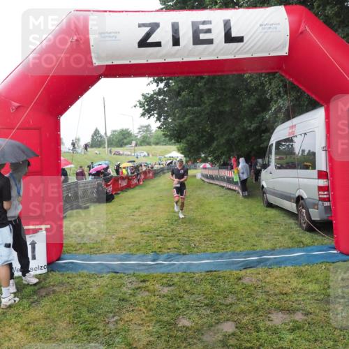 21.06.2025 - 27. Vierlanden-Triathlon MichiJ http://msf.ph/oto/8049824 15.06.2026 14:28:14 Ziel 1260 meine-sportfotos.de