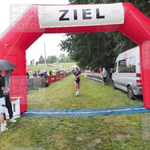 21.06.2025 - 27. Vierlanden-Triathlon MichiJ http://msf.ph/oto/8049825 15.06.2026 14:28:14 Ziel 1260 meine-sportfotos.de