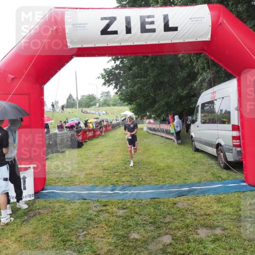 21.06.2025 - 27. Vierlanden-Triathlon MichiJ http://msf.ph/oto/8049827 15.06.2026 14:28:14 Ziel 1260 meine-sportfotos.de
