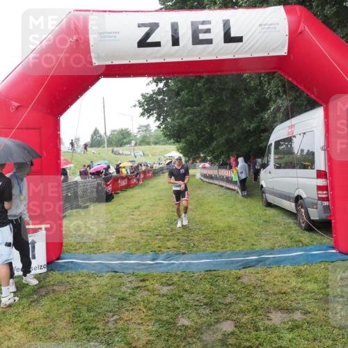21.06.2025 - 27. Vierlanden-Triathlon MichiJ http://msf.ph/oto/8049829 15.06.2026 14:28:14 Ziel 1260 meine-sportfotos.de