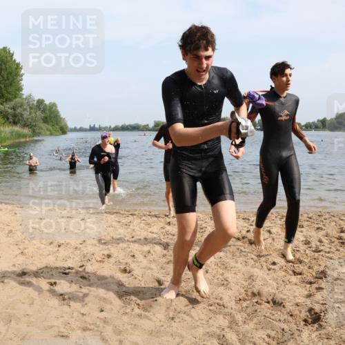 15.06.2025 - 27. Vierlanden-Triathlon Lena Gebhardt http://msf.ph/oto/8049832 15.06.2025 09:55:23 Schwimmen 272, 306, 316, 327, 329, 335, 348, 353, 548 meine-sportfotos.de