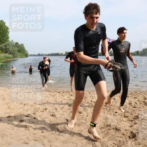 15.06.2025 - 27. Vierlanden-Triathlon Lena Gebhardt http://msf.ph/oto/8049833 15.06.2025 09:55:23 Schwimmen 272, 306, 316, 327, 329, 335, 348, 353, 548 meine-sportfotos.de