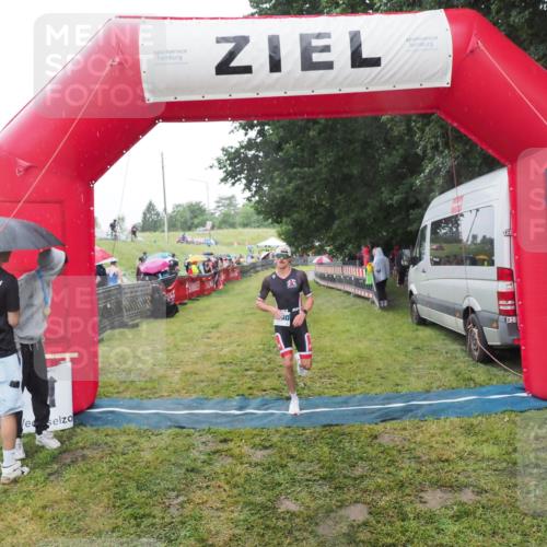 21.06.2025 - 27. Vierlanden-Triathlon MichiJ http://msf.ph/oto/8049839 15.06.2026 14:28:15 Ziel 1260 meine-sportfotos.de