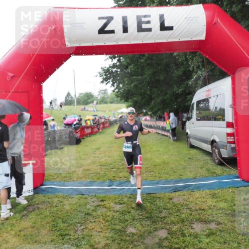 21.06.2025 - 27. Vierlanden-Triathlon MichiJ http://msf.ph/oto/8049844 15.06.2026 14:28:15 Ziel 1260 meine-sportfotos.de