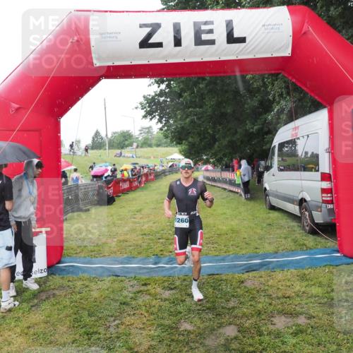 21.06.2025 - 27. Vierlanden-Triathlon MichiJ http://msf.ph/oto/8049846 15.06.2026 14:28:15 Ziel 1260 meine-sportfotos.de