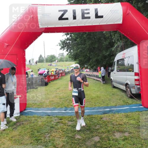 21.06.2025 - 27. Vierlanden-Triathlon MichiJ http://msf.ph/oto/8049848 15.06.2026 14:28:15 Ziel 1260 meine-sportfotos.de