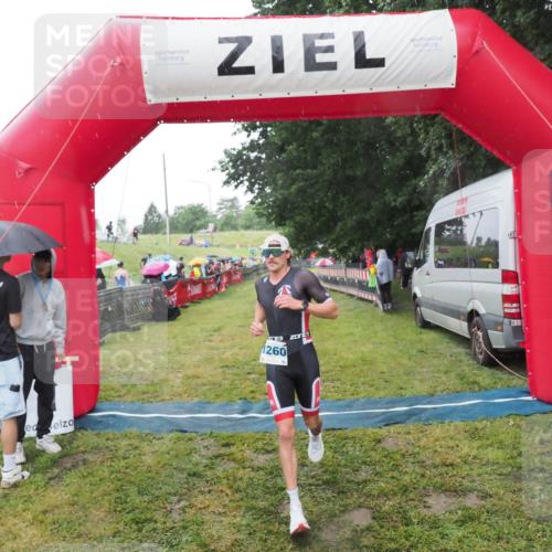 21.06.2025 - 27. Vierlanden-Triathlon MichiJ http://msf.ph/oto/8049850 15.06.2026 14:28:16 Ziel 1260 meine-sportfotos.de