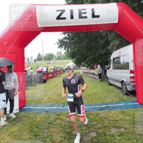 21.06.2025 - 27. Vierlanden-Triathlon MichiJ http://msf.ph/oto/8049852 15.06.2026 14:28:16 Ziel 1260 meine-sportfotos.de