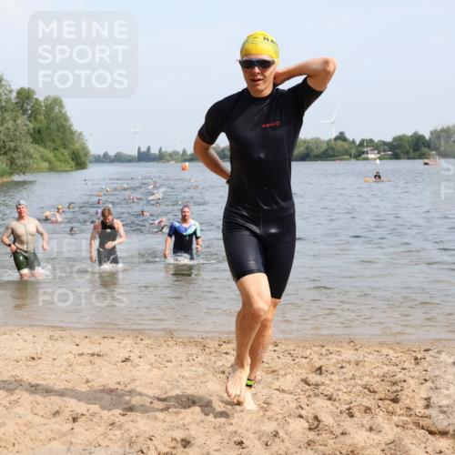 15.06.2025 - 27. Vierlanden-Triathlon Lena Gebhardt http://msf.ph/oto/8049853 15.06.2025 09:55:26 Schwimmen 272, 306, 316, 327, 329, 335, 348, 353, 548 meine-sportfotos.de