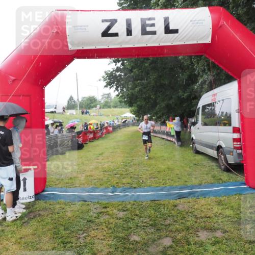 21.06.2025 - 27. Vierlanden-Triathlon MichiJ http://msf.ph/oto/8049859 15.06.2026 14:28:49 Ziel 1276 meine-sportfotos.de