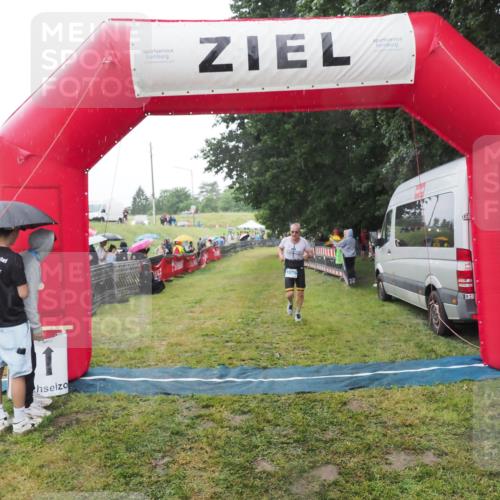 21.06.2025 - 27. Vierlanden-Triathlon MichiJ http://msf.ph/oto/8049865 15.06.2026 14:28:49 Ziel 1276 meine-sportfotos.de