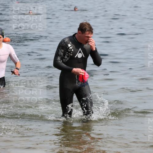 15.06.2025 - 27. Vierlanden-Triathlon Lena Gebhardt http://msf.ph/oto/8049881 15.06.2025 09:55:37 Schwimmen 272, 273, 300, 303, 329, 335, 548 meine-sportfotos.de