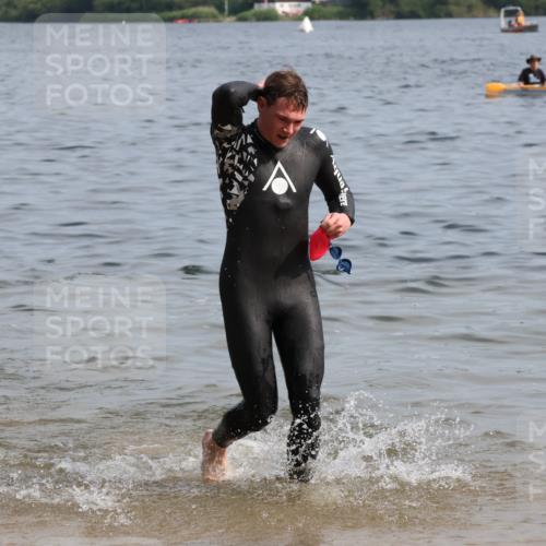 15.06.2025 - 27. Vierlanden-Triathlon Lena Gebhardt http://msf.ph/oto/8049889 15.06.2025 09:55:39 Schwimmen 272, 273, 300, 303, 329, 548 meine-sportfotos.de