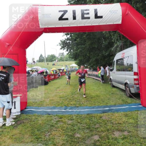 21.06.2025 - 27. Vierlanden-Triathlon MichiJ http://msf.ph/oto/8049890 15.06.2026 14:29:05 Ziel 1176, 1252 meine-sportfotos.de