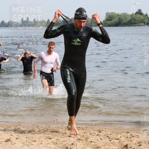15.06.2025 - 27. Vierlanden-Triathlon Lena Gebhardt http://msf.ph/oto/8049892 15.06.2025 09:55:40 Schwimmen 272, 273, 300, 303, 329, 331, 338, 548 meine-sportfotos.de