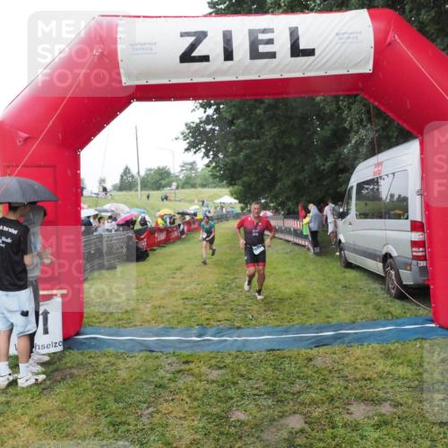 21.06.2025 - 27. Vierlanden-Triathlon MichiJ http://msf.ph/oto/8049893 15.06.2026 14:29:06 Ziel 1176, 1252 meine-sportfotos.de