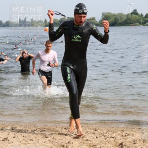 15.06.2025 - 27. Vierlanden-Triathlon Lena Gebhardt http://msf.ph/oto/8049894 15.06.2025 09:55:40 Schwimmen 272, 273, 300, 303, 329, 331, 338, 548 meine-sportfotos.de