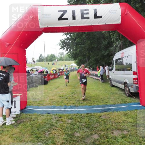 21.06.2025 - 27. Vierlanden-Triathlon MichiJ http://msf.ph/oto/8049895 15.06.2026 14:29:06 Ziel 1176, 1252 meine-sportfotos.de