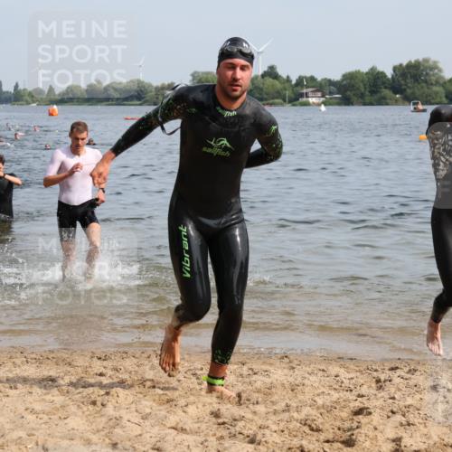 15.06.2025 - 27. Vierlanden-Triathlon Lena Gebhardt http://msf.ph/oto/8049898 15.06.2025 09:55:41 Schwimmen 272, 273, 280, 300, 303, 329, 331, 338, 548 meine-sportfotos.de