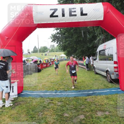 21.06.2025 - 27. Vierlanden-Triathlon MichiJ http://msf.ph/oto/8049899 15.06.2026 14:29:06 Ziel 1176, 1252 meine-sportfotos.de