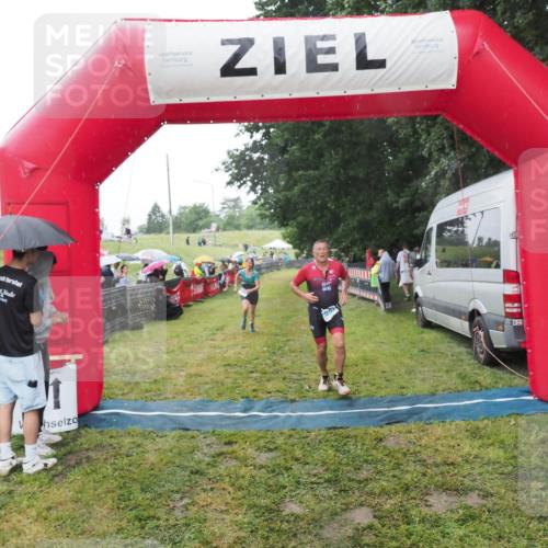 21.06.2025 - 27. Vierlanden-Triathlon MichiJ http://msf.ph/oto/8049900 15.06.2026 14:29:06 Ziel 1176, 1252 meine-sportfotos.de