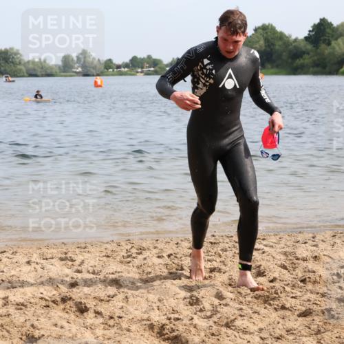 15.06.2025 - 27. Vierlanden-Triathlon Lena Gebhardt http://msf.ph/oto/8049902 15.06.2025 09:55:43 Schwimmen 273, 280, 283, 300, 303, 322, 331, 338 meine-sportfotos.de