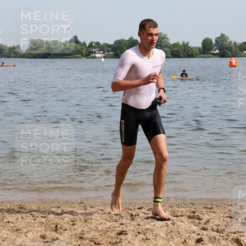 15.06.2025 - 27. Vierlanden-Triathlon Lena Gebhardt http://msf.ph/oto/8049904 15.06.2025 09:55:44 Schwimmen 273, 280, 283, 300, 303, 308, 322, 331, 338 meine-sportfotos.de