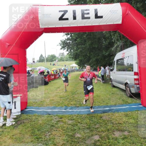 21.06.2025 - 27. Vierlanden-Triathlon MichiJ http://msf.ph/oto/8049905 15.06.2026 14:29:06 Ziel 1176, 1252 meine-sportfotos.de