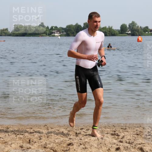 15.06.2025 - 27. Vierlanden-Triathlon Lena Gebhardt http://msf.ph/oto/8049906 15.06.2025 09:55:44 Schwimmen 273, 280, 283, 300, 303, 308, 322, 331, 338 meine-sportfotos.de