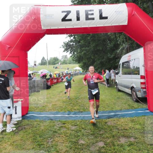 21.06.2025 - 27. Vierlanden-Triathlon MichiJ http://msf.ph/oto/8049909 15.06.2026 14:29:07 Ziel 1176, 1252 meine-sportfotos.de