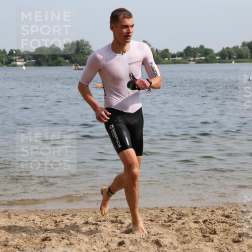 15.06.2025 - 27. Vierlanden-Triathlon Lena Gebhardt http://msf.ph/oto/8049910 15.06.2025 09:55:44 Schwimmen 273, 280, 283, 300, 303, 308, 322, 331, 338 meine-sportfotos.de