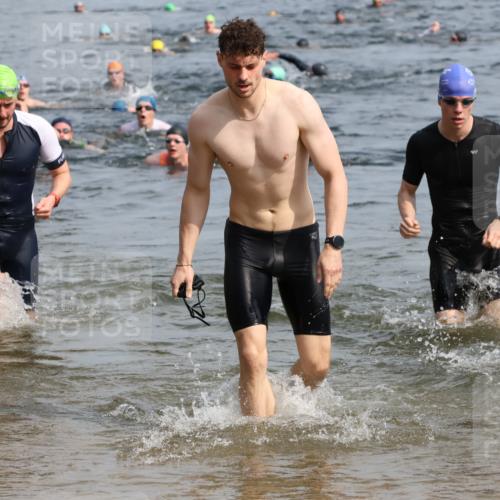 15.06.2025 - 27. Vierlanden-Triathlon Lena Gebhardt http://msf.ph/oto/8049914 15.06.2025 09:55:46 Schwimmen 273, 280, 283, 300, 303, 308, 322, 331, 338 meine-sportfotos.de