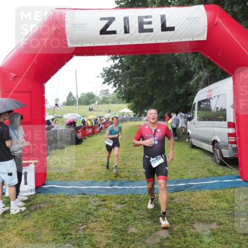 21.06.2025 - 27. Vierlanden-Triathlon MichiJ http://msf.ph/oto/8049917 15.06.2026 14:29:07 Ziel 1176, 1252 meine-sportfotos.de