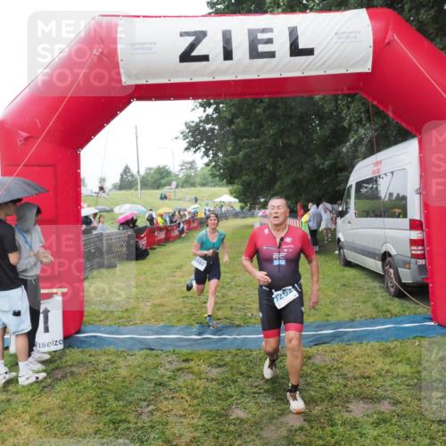 21.06.2025 - 27. Vierlanden-Triathlon MichiJ http://msf.ph/oto/8049920 15.06.2026 14:29:07 Ziel 1176, 1252 meine-sportfotos.de