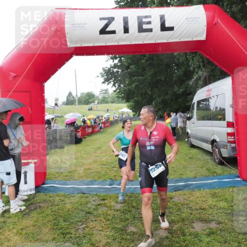 21.06.2025 - 27. Vierlanden-Triathlon MichiJ http://msf.ph/oto/8049926 15.06.2026 14:29:08 Ziel 1176, 1252 meine-sportfotos.de