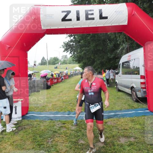21.06.2025 - 27. Vierlanden-Triathlon MichiJ http://msf.ph/oto/8049928 15.06.2026 14:29:08 Ziel 1176, 1252 meine-sportfotos.de