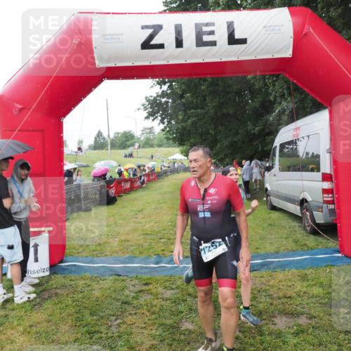 21.06.2025 - 27. Vierlanden-Triathlon MichiJ http://msf.ph/oto/8049932 15.06.2026 14:29:08 Ziel 1176, 1252 meine-sportfotos.de