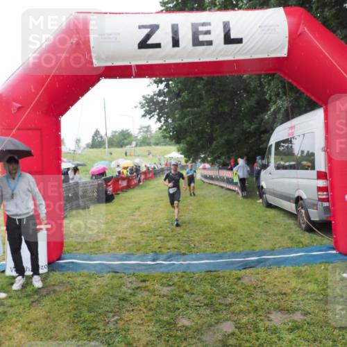 21.06.2025 - 27. Vierlanden-Triathlon MichiJ http://msf.ph/oto/8049936 15.06.2026 14:29:22 Ziel 1223, 1296 meine-sportfotos.de