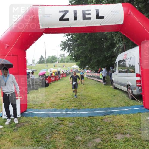 21.06.2025 - 27. Vierlanden-Triathlon MichiJ http://msf.ph/oto/8049938 15.06.2026 14:29:22 Ziel 1223, 1296 meine-sportfotos.de