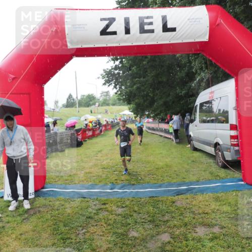 21.06.2025 - 27. Vierlanden-Triathlon MichiJ http://msf.ph/oto/8049945 15.06.2026 14:29:23 Ziel 1223, 1296 meine-sportfotos.de