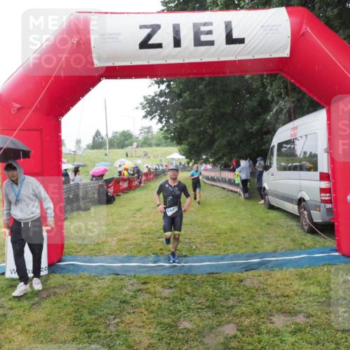 21.06.2025 - 27. Vierlanden-Triathlon MichiJ http://msf.ph/oto/8049951 15.06.2026 14:29:23 Ziel 1223, 1296 meine-sportfotos.de