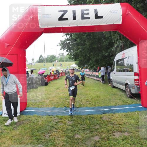 21.06.2025 - 27. Vierlanden-Triathlon MichiJ http://msf.ph/oto/8049953 15.06.2026 14:29:23 Ziel 1223, 1296 meine-sportfotos.de