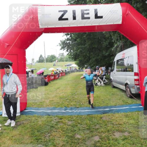 21.06.2025 - 27. Vierlanden-Triathlon MichiJ http://msf.ph/oto/8049967 15.06.2026 14:29:26 Ziel 1223, 1296 meine-sportfotos.de
