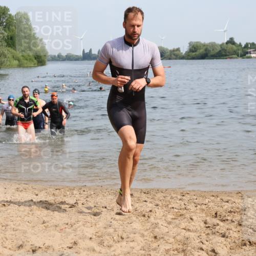 15.06.2025 - 27. Vierlanden-Triathlon Lena Gebhardt http://msf.ph/oto/8049971 15.06.2025 09:55:59 Schwimmen 268, 277, 280, 283, 285, 308, 310, 312, 322, 331, 338, 357 meine-sportfotos.de