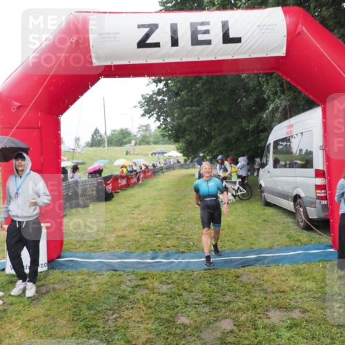 21.06.2025 - 27. Vierlanden-Triathlon MichiJ http://msf.ph/oto/8049972 15.06.2026 14:29:26 Ziel 1223, 1296 meine-sportfotos.de