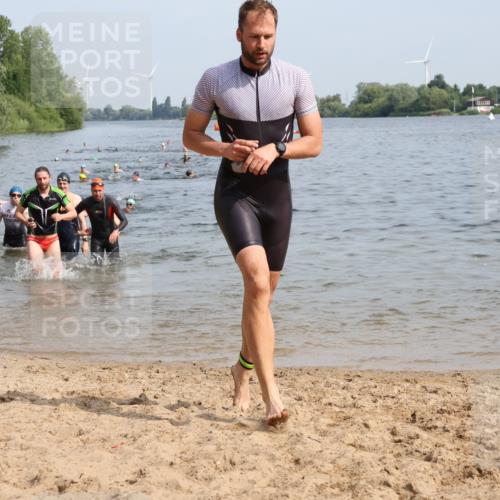 15.06.2025 - 27. Vierlanden-Triathlon Lena Gebhardt http://msf.ph/oto/8049973 15.06.2025 09:55:59 Schwimmen 268, 277, 280, 283, 285, 308, 310, 312, 322, 331, 338, 357 meine-sportfotos.de