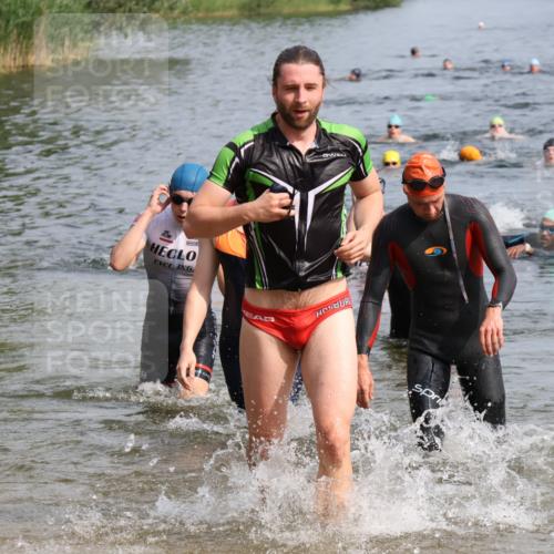15.06.2025 - 27. Vierlanden-Triathlon Lena Gebhardt http://msf.ph/oto/8049977 15.06.2025 09:56:01 Schwimmen 268, 277, 280, 283, 285, 308, 310, 312, 322, 349, 357 meine-sportfotos.de